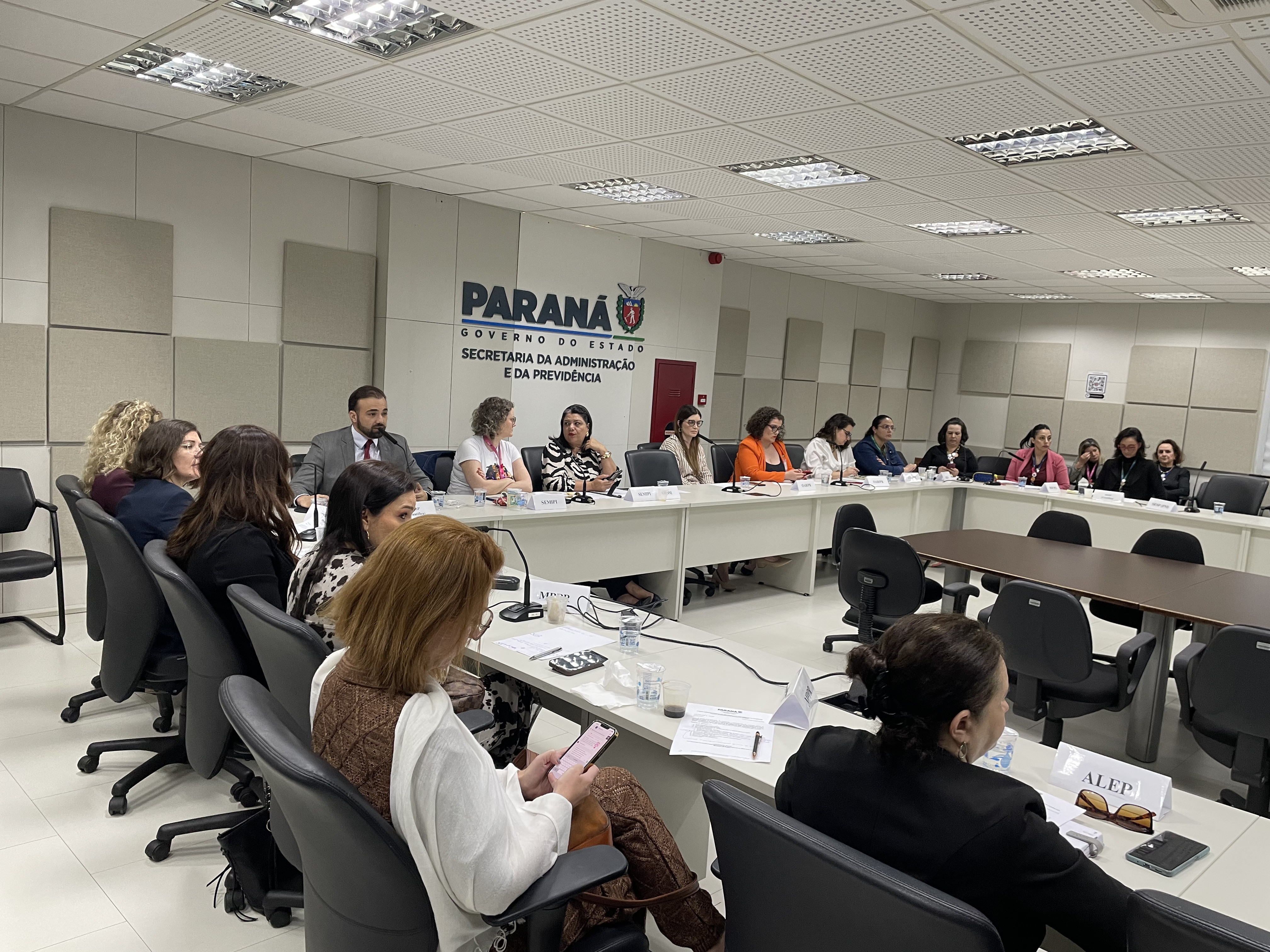Governo do Paraná reforça articulação entre instituições no combate à violência contra as mulheres