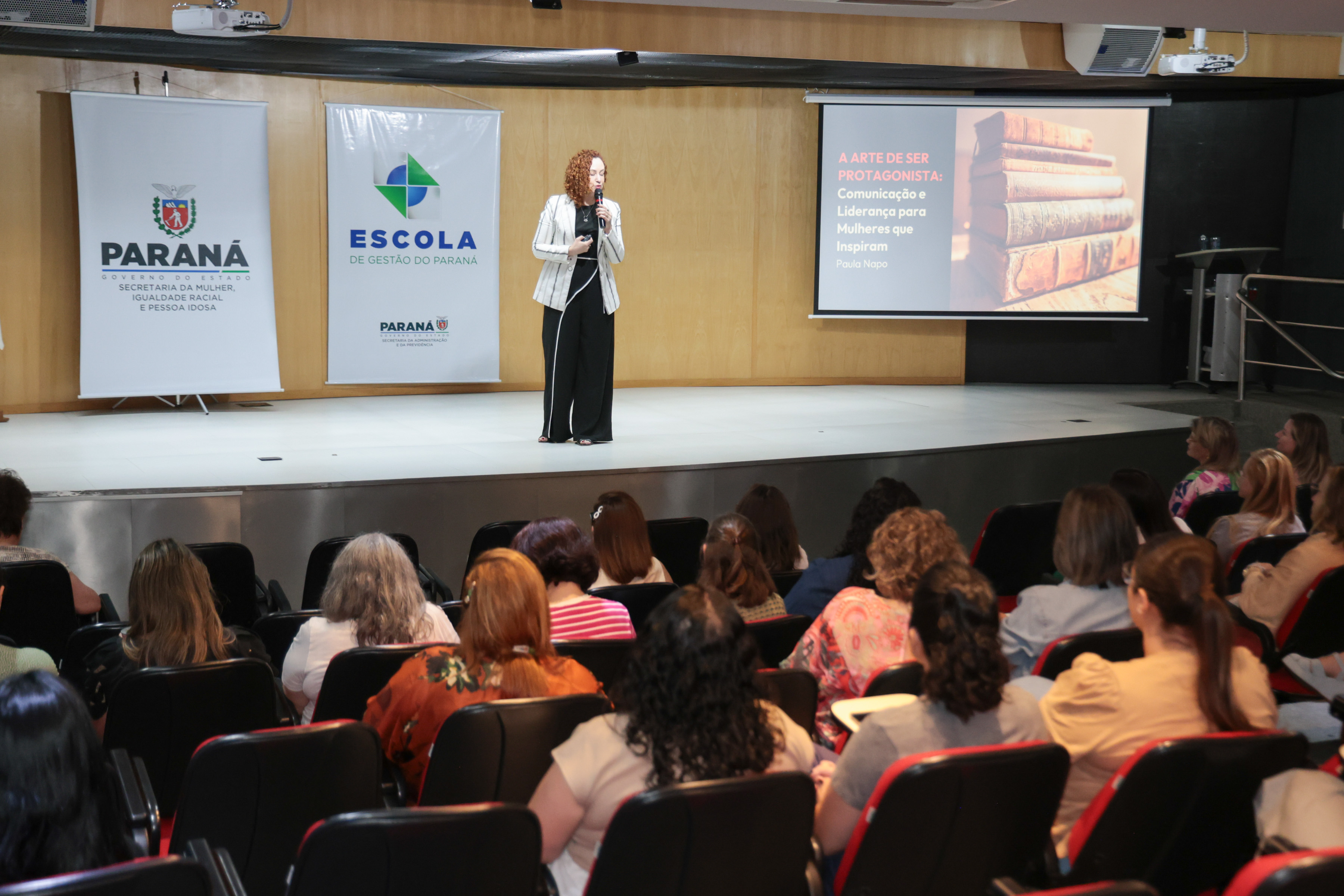 Servidoras do Governo do Paraná participam de palestra sobre liderança e comunicação assertiva