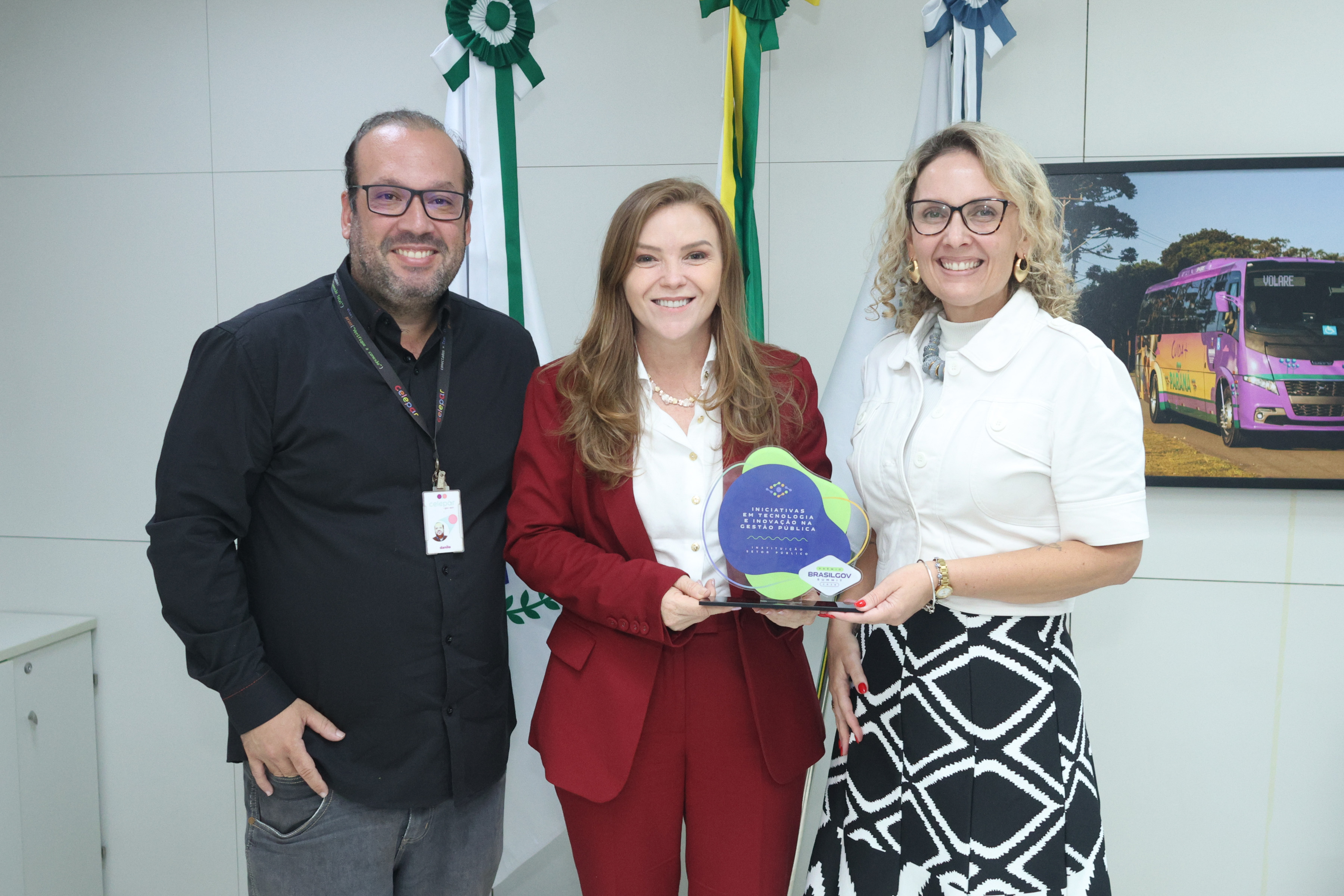 A secretária da Mulher, Igualdade Racial e Pessoa Idosa, Leandre Dal Ponte, recebe o prêmio das mãos do Gestor de Relacionamento da Celepar, Danilo Gutierrez de Morais. Foto: Robson Mafra/Semipi