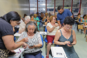 Pessoas idosas mexendo no celular