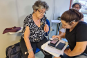 Pessoa idosa no curso para smartphone