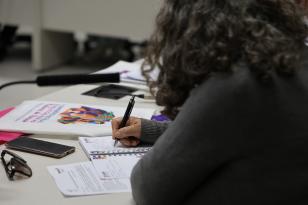 Mulher anotando em caderno