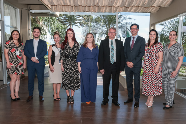 A secretária Leandre Dal Ponte e o presidente do TRE-PR, Sigurd Roberto Bengtsson, com equipes do TRE-PR e da Semipi, durante visita ao TRE no início deste ano. Foto: Robson Mafra/SEMIPI