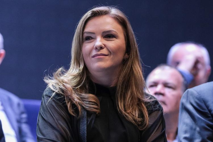 A secretária da Mulher, Igualdade Racial e Pessoa Idosa, Leandre Dal Ponte, vestida de preto e sorrindo