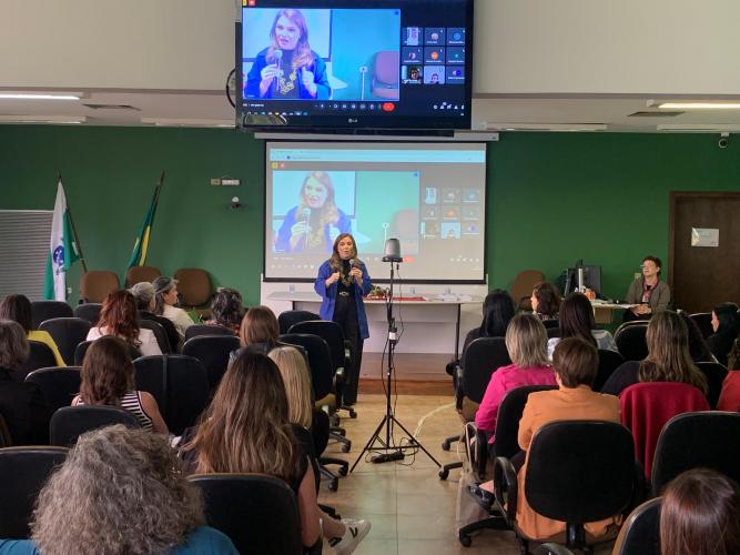 Reunião do CRAM em Curitiba com a secretária Leandre no centro da foto