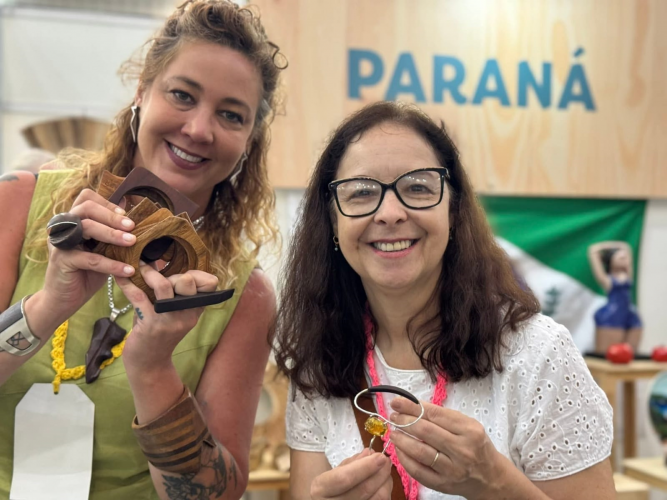 Duas artesãs paranaenses