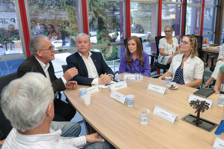 Reuniao no Ipardes com a Secretaria Leandre Dal Ponte