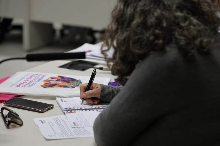 Mulher anotando em caderno
