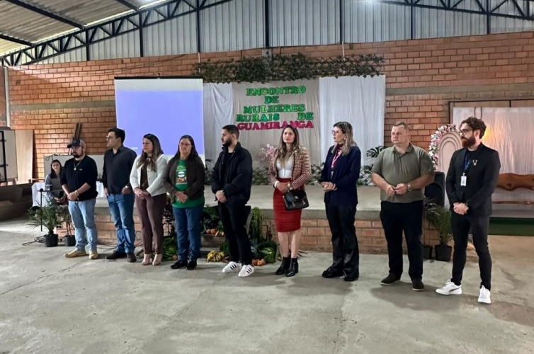 A Secretaria de Estado da Mulher, Igualdade Racial e Pessoa Idosa (SEMIPI) participou, nesta quinta-feira (15), do 3º Encontro de Mulheres Rurais de Guamiranga, que sediou o I Fórum Regional de Mulheres do Campo, com o tema “Decidir é pertencer”. O evento reuniu 500 mulheres de 10 municípios, em alusão ao Dia Internacional das Mulheres Rurais, celebrado em 15 de outubro. A iniciativa contou com a participação do Instituto de Desenvolvimento Rural do Paraná (IDR-Paraná), parceiro da Semipi no Projeto Semente