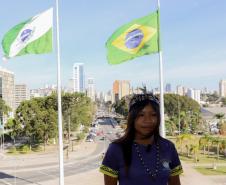 Governador recebe 1ª aluna indígena selecionada para o programa Ganhando o Mundo