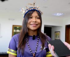 Governador recebe 1ª aluna indígena selecionada para o programa Ganhando o Mundo