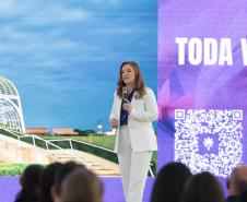 A secretária Leandre Dal Ponte e o secretário Coronel Hudson Teixeira e a primeira-dama Luciana Saito Massa, participaram nesta sexta-feira (29), de evento Agosto Lilás, no Salão de Atos do Palácio Iguaçu. Foto: Geraldo Bubniak/AEN