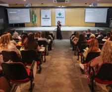Servidoras do Governo do Paraná participam de palestra sobre liderança e comunicação assertiva