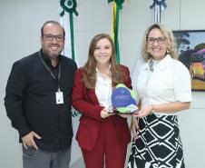 A secretária da Mulher, Igualdade Racial e Pessoa Idosa, Leandre Dal Ponte, recebe o prêmio das mãos do Gestor de Relacionamento da Celepar, Danilo Gutierrez de Morais. Foto: Robson Mafra/Semipi
