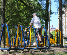 Pessoa idosa se exercitando