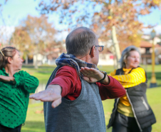 Pessoas idosas se exercitando