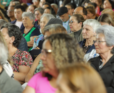 Pessoas idosas acompanhando