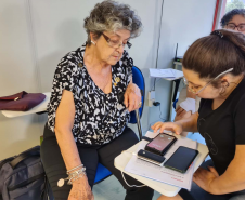 Pessoa idosa no curso para smartphone