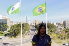 Governador recebe 1ª aluna indígena selecionada para o programa Ganhando o Mundo