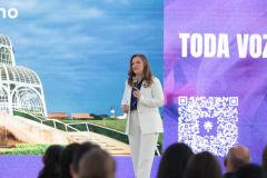 A secretária Leandre Dal Ponte e o secretário Coronel Hudson Teixeira e a primeira-dama Luciana Saito Massa, participaram nesta sexta-feira (29), de evento Agosto Lilás, no Salão de Atos do Palácio Iguaçu. Foto: Geraldo Bubniak/AEN