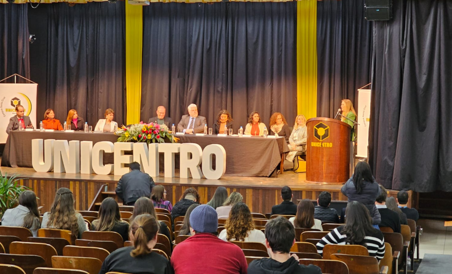 CONTRA O FEMINICÍDIO – A Secretaria de Estado da Mulher, Igualdade Racial e Pessoa Idosa (Semipi) lançou recentemente a Campanha Paraná Unido no Combate ao Feminicídio, que é mais uma ação de conscientização contra esse crime. Uma das iniciativas da pasta é a caravana que está percorrendo o Paraná com participação em eventos e a promoção de debates sobre o tema. Nesta semana ela esteve em Guarapuava.  Para a secretária Leandre Dal Ponte, o trabalho desenvolvido pelo Estado e as universidades, por meio dos n