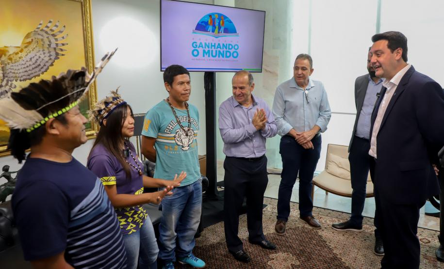 Governador recebe 1ª aluna indígena selecionada para o programa Ganhando o Mundo