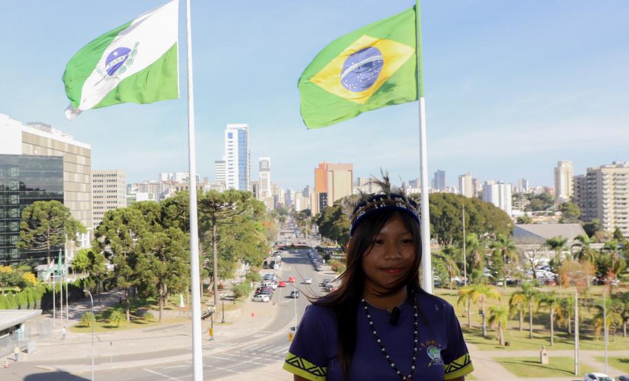 Governador recebe 1ª aluna indígena selecionada para o programa Ganhando o Mundo