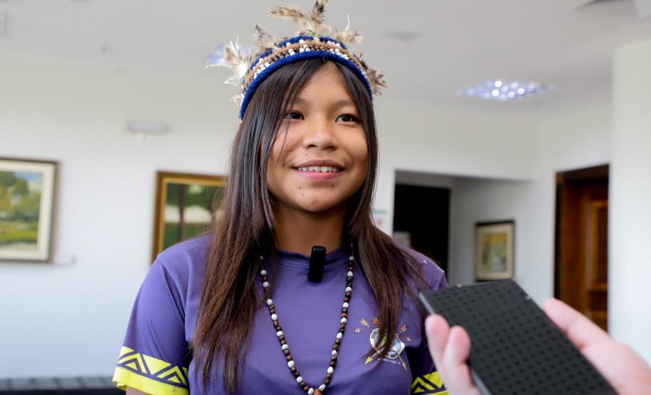 Governador recebe 1ª aluna indígena selecionada para o programa Ganhando o Mundo