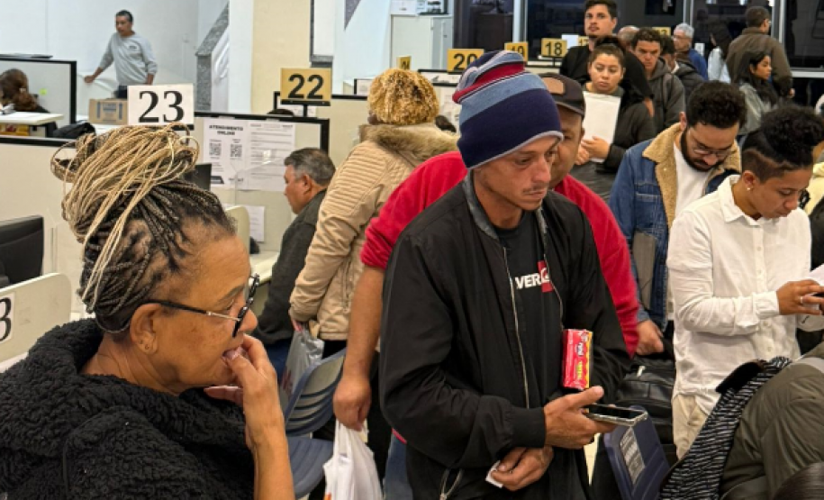 Grupo de pessoas aguardando para atendimento no Mutirão da Empregabilidade Negra