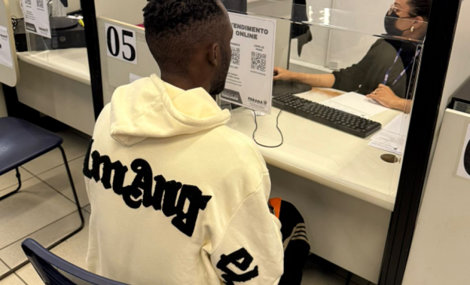 atendimento no guichê do Mutirão da Empregabilidade Negra