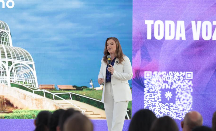 A secretária Leandre Dal Ponte e o secretário Coronel Hudson Teixeira e a primeira-dama Luciana Saito Massa, participaram nesta sexta-feira (29), de evento Agosto Lilás, no Salão de Atos do Palácio Iguaçu. Foto: Geraldo Bubniak/AEN