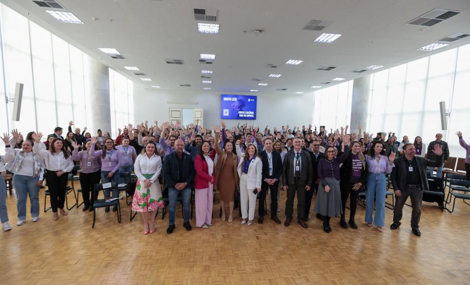 A primeira-dama Luciana Saito Massa, a secretária Leandre Dal Ponte e o secretário Coronel Hudson Teixeira participam nesta sexta-feira (29), de evento Agosto Lilás, no Salão de Atos do Palácio Iguaçu. Foto: Geraldo Bubniak/AEN