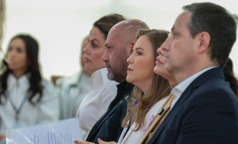 A primeira-dama Luciana Saito Massa, a secretária Leandre Dal Ponte e o secretário Coronel Hudson Teixeira participam nesta sexta-feira (29), de evento Agosto Lilás, no Salão de Atos do Palácio Iguaçu. Foto: Geraldo Bubniak/AEN