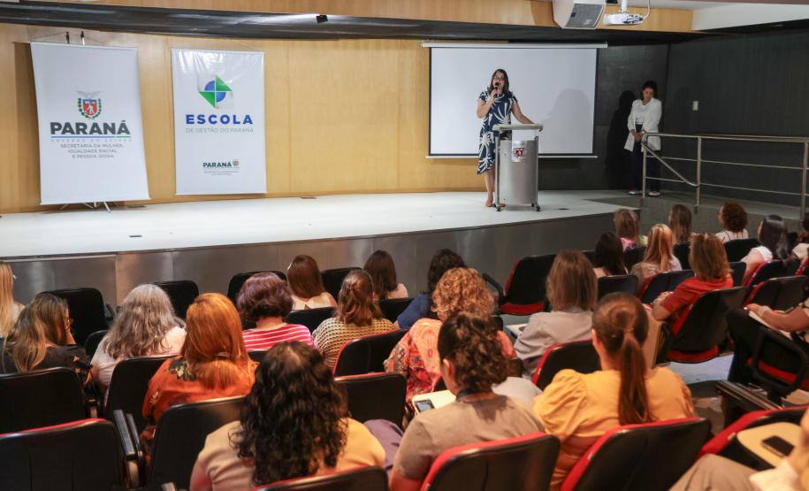 Servidoras do Governo do Paraná participam de palestra sobre liderança e comunicação assertiva
