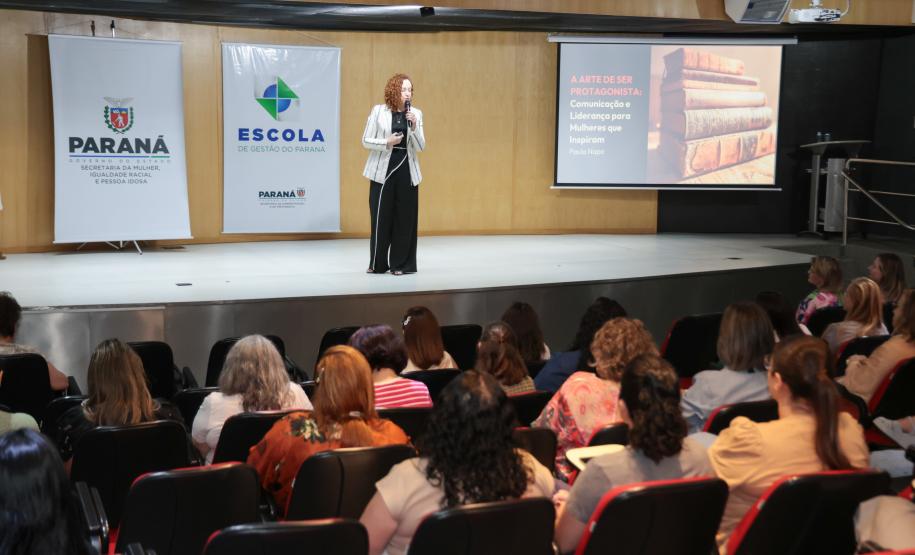 Servidoras do Governo do Paraná participam de palestra sobre liderança e comunicação assertiva
