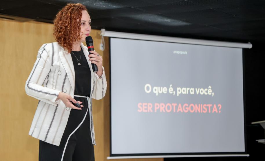 Servidoras do Governo do Paraná participam de palestra sobre liderança e comunicação assertiva