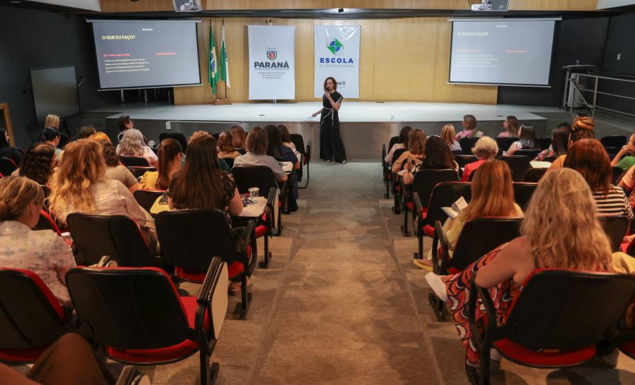 Servidoras do Governo do Paraná participam de palestra sobre liderança e comunicação assertiva