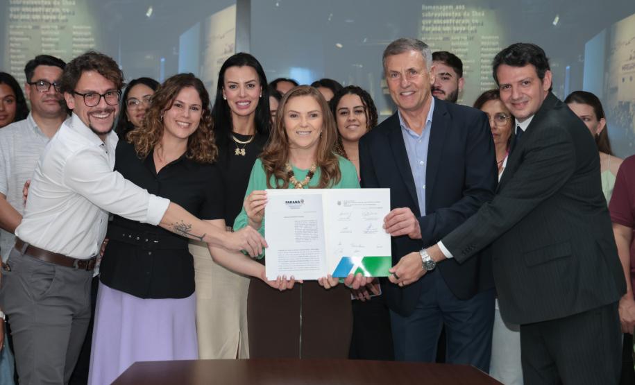 Governo do Paraná firma cooperação com Museu do Holocausto para programa de visitas a servidores públicos