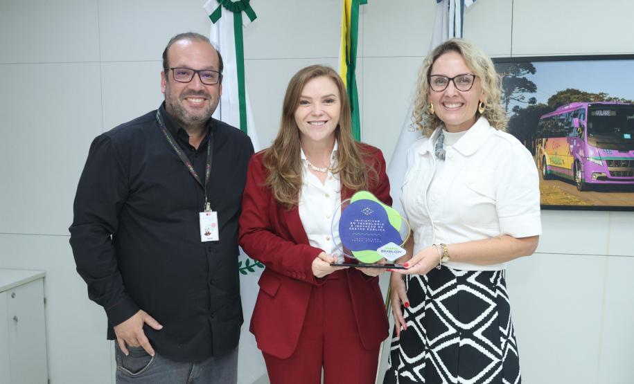 A secretária da Mulher, Igualdade Racial e Pessoa Idosa, Leandre Dal Ponte, recebe o prêmio das mãos do Gestor de Relacionamento da Celepar, Danilo Gutierrez de Morais. Foto: Robson Mafra/Semipi