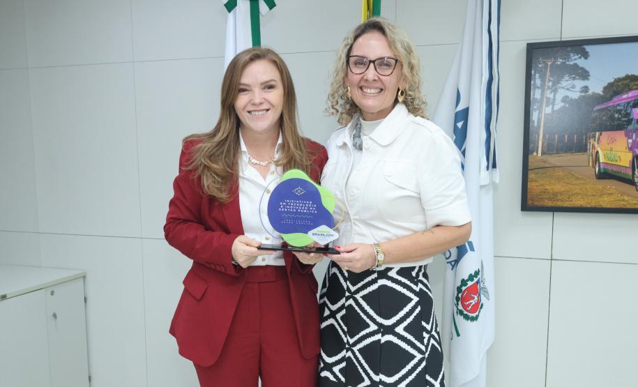 A secretária da Mulher, Igualdade Racial e Pessoa Idosa, Leandre Dal Ponte e a diretora de Políticas Públicas para a Pessoa Idosa, Larissa Marsolik. Foto: Robson Mafra/Semipi