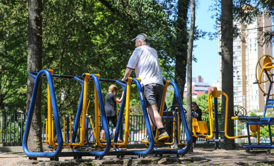 Pessoa idosa se exercitando