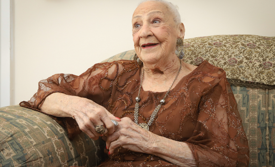 Pessoa idosa sorrindo