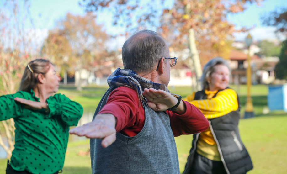 Pessoas idosas se exercitando