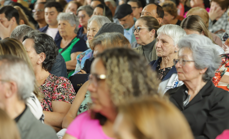 Pessoas idosas acompanhando