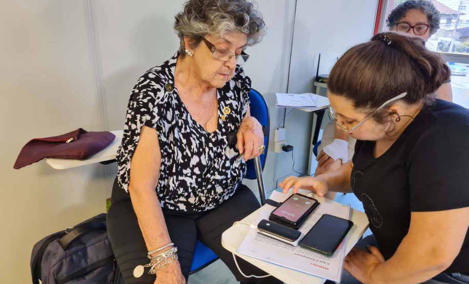 Pessoa idosa no curso para smartphone