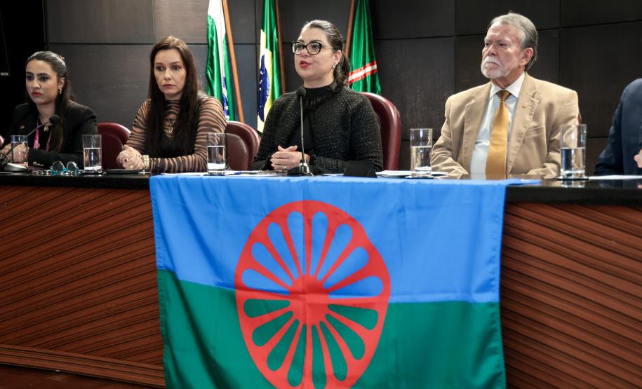 Paraná reforça políticas de inclusão e debate direitos dos povos ciganos em evento estadual