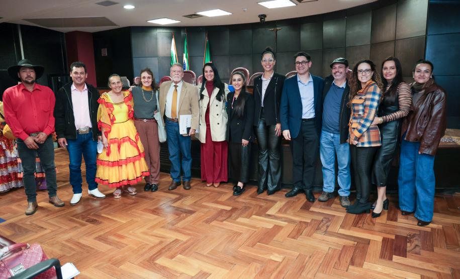 Paraná reforça políticas de inclusão e debate direitos dos povos ciganos em evento estadual