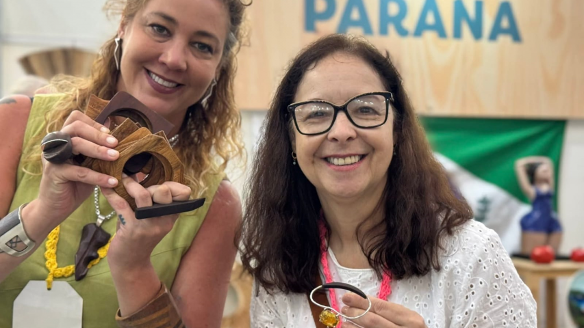 Duas artesãs paranaenses