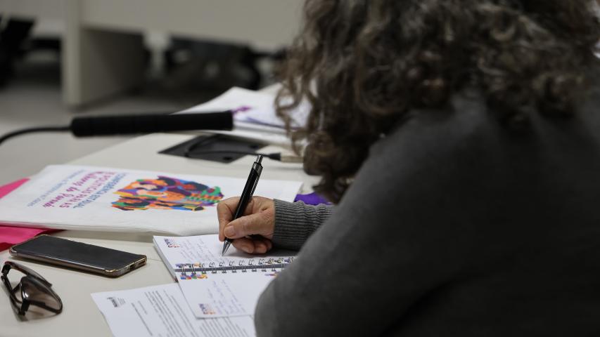 Mulher anotando em caderno