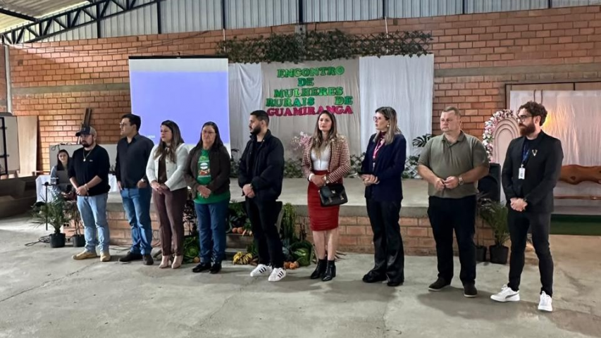 A Secretaria de Estado da Mulher, Igualdade Racial e Pessoa Idosa (SEMIPI) participou, nesta quinta-feira (15), do 3º Encontro de Mulheres Rurais de Guamiranga, que sediou o I Fórum Regional de Mulheres do Campo, com o tema “Decidir é pertencer”. O evento reuniu 500 mulheres de 10 municípios, em alusão ao Dia Internacional das Mulheres Rurais, celebrado em 15 de outubro. A iniciativa contou com a participação do Instituto de Desenvolvimento Rural do Paraná (IDR-Paraná), parceiro da Semipi no Projeto Semente